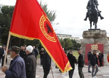 The Telegraph: Mijëra njerëz protestuan në Tiranë ndaj gjykatës së Hagës që ndjek penalisht UÇK