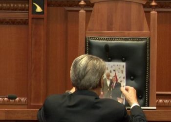 VIDEO/ Berisha në Kuvend tenton të vendosë foton e Ramës dhe McGonigal, Gogu e rrëzon me një të fryrë