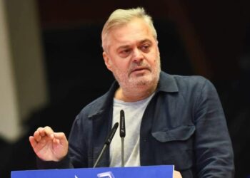 Na duhet një brez i çmendur