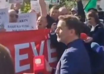 Erion Braçe “del” nga grupi i socialistëve, i bashkohet protestës së minatorëve para Parlamentit: Të drejtat tuaja janë themelore