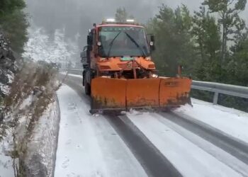Bien ndjeshëm temperaturat, aksi Librazhd–Peshkopi i kalueshëm vetëm me zinxhirë ose goma dimërore. Disa fshatra pa energji elektrike