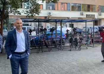 (VIDEO) “I buzëqeshur e me duart në xhepa”/ Deputeti i PD-së Bledion Nallbati paraqitet në SPAK