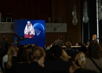 Rama me batuta në Berlin: ‘Diella’ është shtatzënë, pret 83 fëmijë! Do të shërbejnë si asistentë për.. (VIDEO)