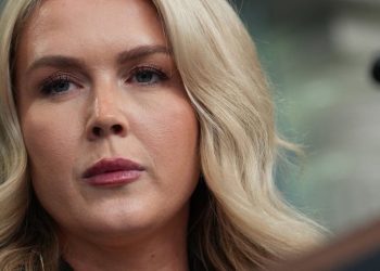 Shtëpia e Bardhë jep përgjigje të çmendur ndaj një pyetjeje të thjeshtë të bërë nga reporteri i HuffPost