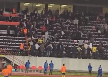 (VIDEO) Kërcet grushti në pushimin e ndeshjes/ Rikthehet dhuna në Superiore, ja çfarë ndodhi tek Elbasani-Bylis