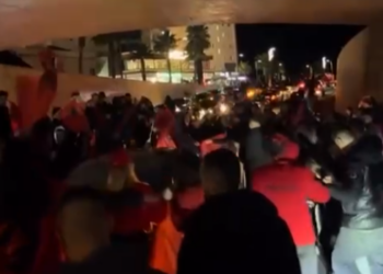 Fitorja e Shqipërisë “ngren peshë” gjithë shqiptarët! Festohet me valle duke mbajtur flamujt kombëtarë (FOTO/VIDEO)