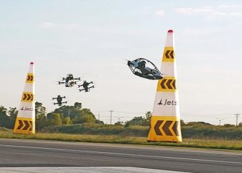 E çuditshme/ Formula 1 “guxon” në qiell! Zhvillohen garat e para me makina fluturuese (FOTOT)