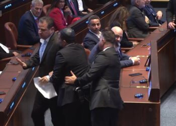 VIDEO/ ”Njihni Palestinën”, anëtari i parlamentit të Izraelit proteston kundër Trump, nxirren jashtë dy deputetë