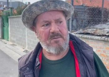 Tragjedia në Maliq/ Nëna e djali 14-vjeçar vdiqën nga asfiksia pas zjarrit në banesë, fqinji: Jetonin në kushte të vështira, dy fëmijët me autizëm