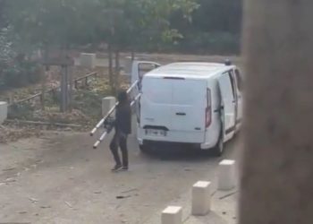 (VIDEO)Pamjet bëhen virale, tjetër grabitje në Francë/ Të armatosur e të veshur si policë autorët vjedhin punishten e arit