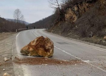Shembje masive dherash në Pukë – Fushë Arrëz nga moti i keq, bllokohet segmenti rrugor (VIDEO)