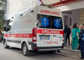 E asfiksuar dhe me djegie në trup/ Zjarri në banesën në Maliq, vajza e mitur transportohet drejt QSUT