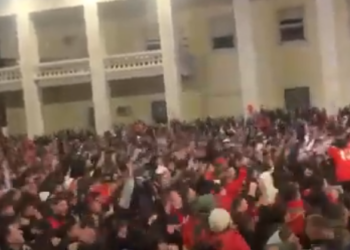 Rei Manaj çon peshë shqiptarët, ja festa në Tiranë pas golit kundër Serbisë (VIDEO)