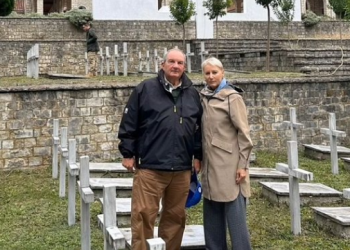 FOTOLAJM/ Karamanlis në Këlcyrë, homazh te varrezat greke: “Aty ku mijëra ushtarë grekë dhanë jetën për një besim, për një ide, për një Komb”