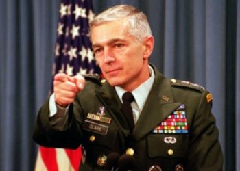 Wesley Clark dëshmitar në gjyqin ndaj Thaçit në Hagë, ish-gjenerali i NATO që udhëhoqi bombardimet kundër serbëve! 