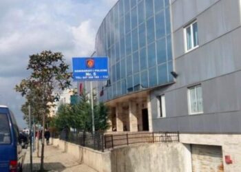 Pezullohen 2 efektivë policie në Kamëz, ofenduan qytetarin/ Nis hetimi disiplinor ndaj tyre