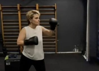 Me doreza boksi në duar/ Kryemadhi mesazh avokatit nga palestra: Të përshëndes, ligji paska…