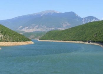 Reshjet përmirësojnë situatën hidrike, rrënojat e Kukësit të Vjetër mbulohen sërish nga uji