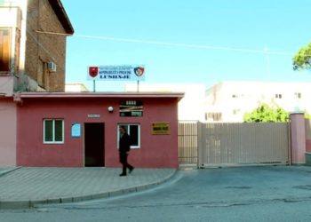 Lushnje, plagosje me thikë gjatë natës, tre persona përfundojnë në spital