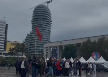 Në prag të tubimit për ish-krerët e UÇK, mblidhen protestuesit e parë në Sheshin Skënderbej (VIDEO)