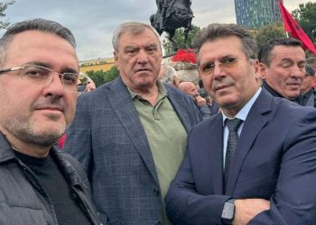 Thyen vendimin e Berishës, Mediu, Duka dhe Artan Luku shfaqen së bashku në protestën për ish-krerët e UÇK në Tiranë