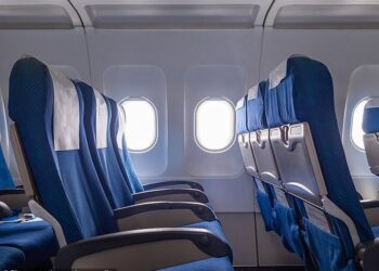 Pse nuk duhet të uleni kurrë në fund të një avioni? Arsyen e zbulojnë ekspertët e fluturimeve..