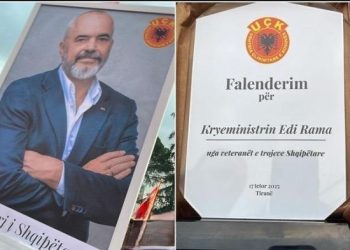 Veteranët e UÇK i japin Manastirliut dy dhurata për kryeministrin Rama, për mbështetjen e protestës