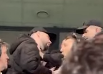 (VIDEO) Operatori shqiptar shoqërohet nga policia/ Festoi me bluzën e Kombëtares në Serbi