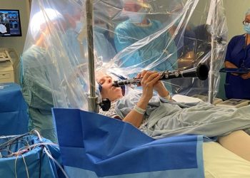 Koncert në sallën e operacionit, pacientja luan në klarinetë gjatë ndërhyrjes në tru