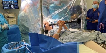 Koncert në sallën e operacionit, pacientja luan në klarinetë gjatë ndërhyrjes në tru