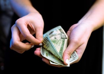 55% e shqiptarëve kanë vështirësi të mbyllin muajin, por.. në Europë na e kalojnë grekët