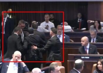 Tensione në parlamentin izraelit, një person tenton të ndërpresë fjalën e Donald Trump, nxirret me forcë nga sigurimi