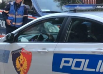 Dhunuan policin gjatë detyrës, arrestohen dy të rinjtë në Tiranë/ Në dhomën e shoqërimit thyejnë kamerat, më pas…