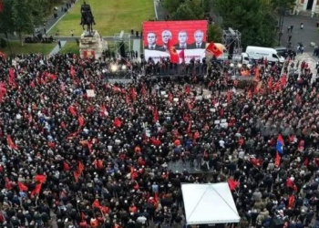 Mediat ndërkombëtare jehonë protestës në Tiranë: Mijëra njerëz u ngritën në mbështetje të ish-krerëve të UÇK