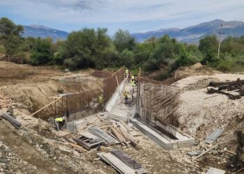 Rama ndan pamje nga punimet për ndërtimin e urës së Viroit: Do të përmirësojë qarkullimin në hyrje-daljet e Gjirokastrës