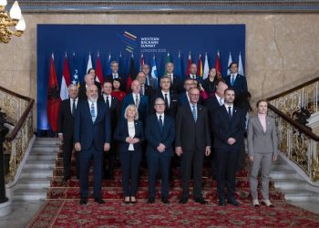 Fotoja familjare nga Samiti në Londër/ Rama në rreshtin e parë, pas tij kryeministri në detyrë i Kosovës Albin Kurti