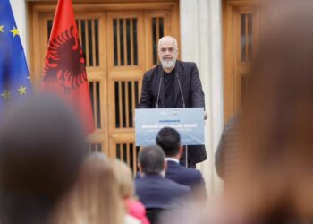 “Burrat duhet ta pranojnë, gratë janë shumë para nesh”, Rama kërkon integrimin e IA në universitete