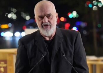 Rama flet për ndeshjen me Serbinë në një takim me arkitektë: Shpresoj që t’i sillni fat kombëtares shqiptare