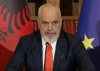 “Hyn në fuqi regjistrimi i hapësirës publike”/ Rama paralajmëron zaptuesit, prokurorët e gjykatësit: S’do ketë më gardhe mes pallateve