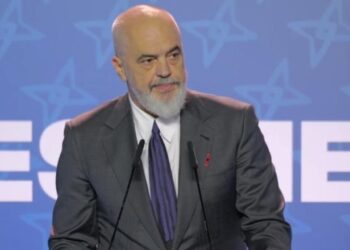 VIDEO/ Shkëputet pankarta në podium teksa po fliste, Rama batuta: Nëse kishit nevojë për ilustrim të krizës…