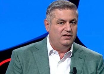 Serbët ndalojnë Shakohoxhën 3 orë në aeroport, reagon gazetari: Më kishin futur në listë të zezë bashkë me Marin Memën