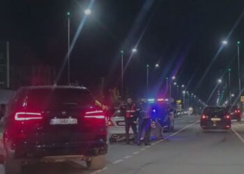 Fier, aksident pranë spitalit Memorial/ Përplasen dy mjete, njëri përfundon në kanal