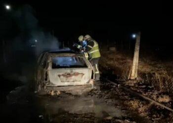 Do të përdorej në një atentat? Brenda saj u gjetën dy automatikë, policia hetime për makinën e djegur në Tapizë
