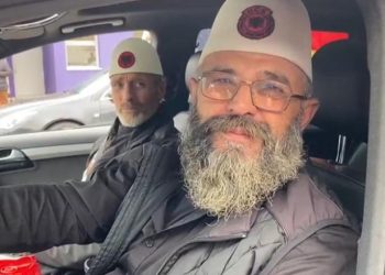 Me qeleshe dhe simbolin e UÇK edhe Tetova drejt Tiranës: Presim ish-krerët të lirohen (VIDEO)