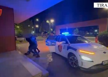 VIDEO/ E spërkati me benzinë dhe i vuri zjarrin, publikohen pamjet e djegies së makinës, në pranga autori