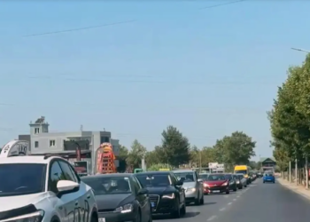 Trafik i rënduar në aksin Lezhë-Milot, makinat në radhë prej disa orësh! Shkak mbyllja e urës
