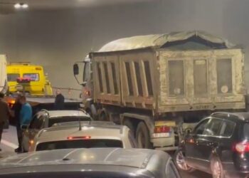 Traileri pëson defekt/ Bllokohen automjetet në tunelin e unazës veriore (VIDEO)