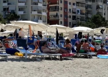 “Kishte zhurma” – Turistët polakë çojnë në gjykatë hotelin shqiptar, kërkojnë dëmshpërblim për pushime stresuese