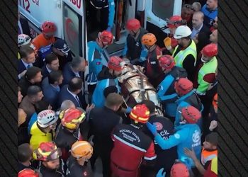 VIDEO/ Prekëse në Turqi, momenti kur 18-vjeçarja nxirret e gjallë nga shtëpia e shembur! Kërkime për prindërit…