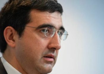 Vdekja e papritur e mjeshtrit 29-vjeçar të shahut, Federata Botërore merr nën hetim ish-kampionin. Ja akuza